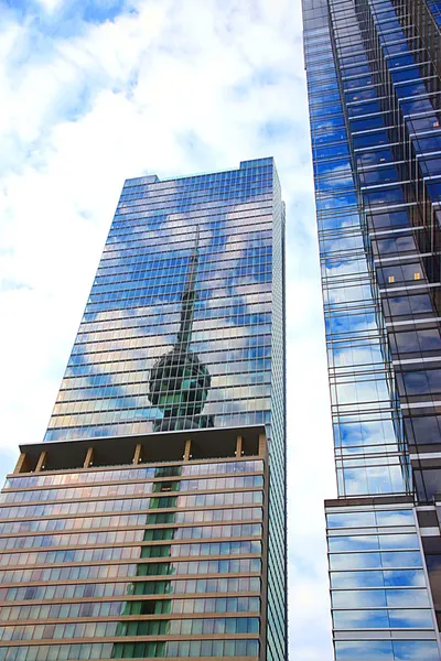 在市中心一幢大厦反映了加拿大国家电视塔多伦多 — 图库照片