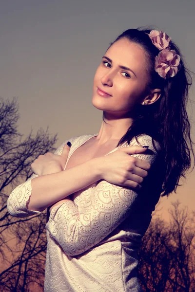 Bella donna in abito rosa chiaro con fiori — Foto Stock