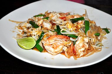 Tavada kızartılmış erişte ve sebze ve karides: lezzetli yemekler