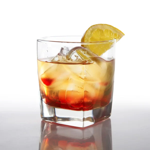 Cocktail avec liqueur et citron — Photo