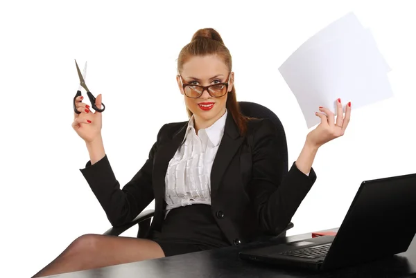 Junge Geschäftsfrau sitzt im Bürostuhl — Stockfoto