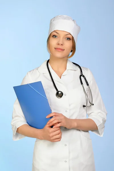 Amistosa doctora con un portapapeles — Foto de Stock