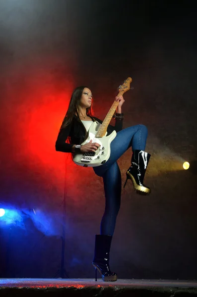 ギターを弾く若い美しい女性 — ストック写真