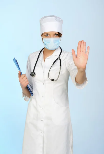 Kvinde læge siger stop med fokus på hånden - Stock-foto