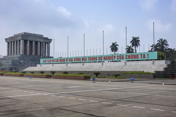 Vietnam-Hanoi. ho chi minh Mausoleum mit langem Schlamassel — Stockfoto