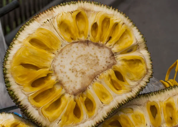 Vietnam-Hanoi. Nahaufnahme von Durianfrüchten, in hal geschnitten — Stockfoto