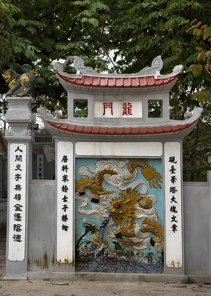 Nástěnná malba na vstup ngoc son temple. — Stock fotografie
