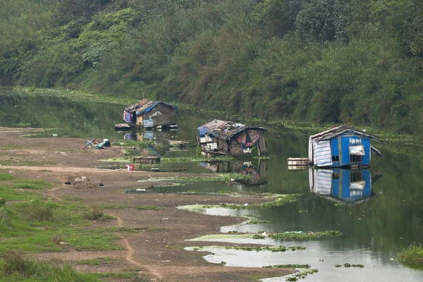 生活在贫民窟红河上的船. — 图库照片