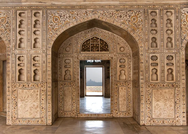 Decorated marble wall frames gate and door at Agra Fort Palace i — Stock Photo, Image