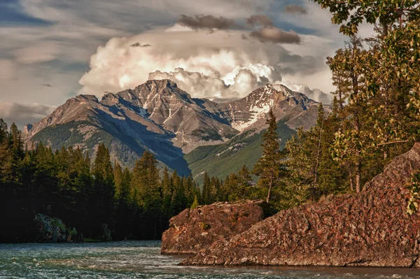 Ein sturm sammelt sich über den bergen bei untergang in banff - kanada. — Stockfoto