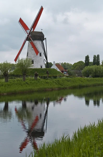 Ветряная мельница вдоль канала — стоковое фото