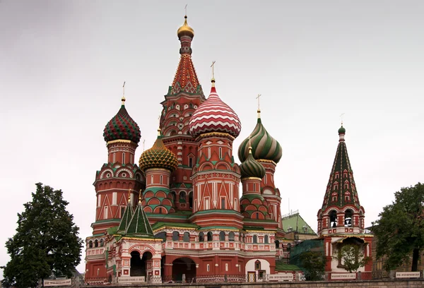 Saint Basil's Cathedral in focus between two trees. — Stock Photo, Image