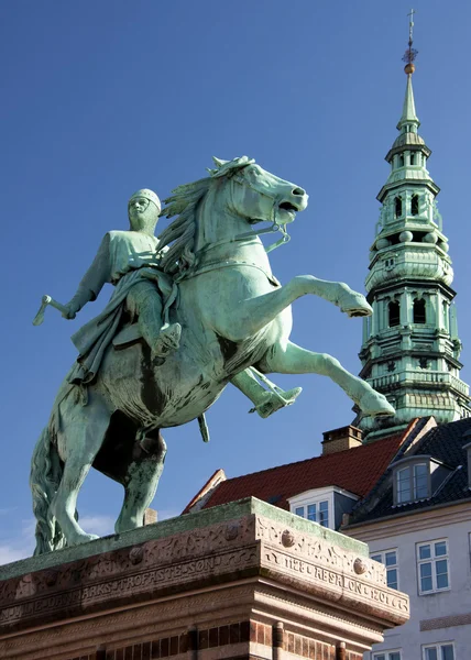 Абсалон, основатель Копенгагена, на коне против голубого неба . — стоковое фото