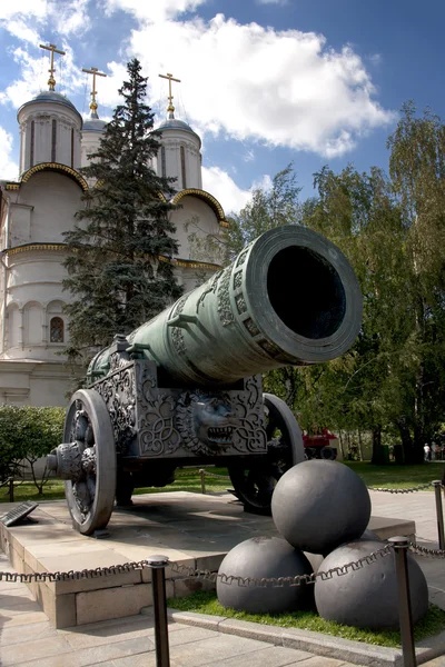 Historyczne armaty i kule przed kościołem na Kremlu. — Zdjęcie stockowe