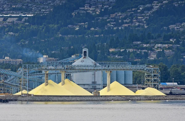 Yellow mountains of sulfur to be shipped out of Vancouver port ( — 图库照片