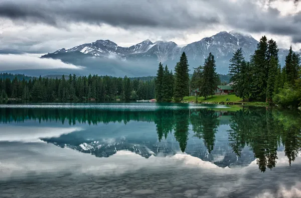 Manhã nebulosa sobre Canadian Rocky Mountains perfeitamente espelhos em — Fotografia de Stock
