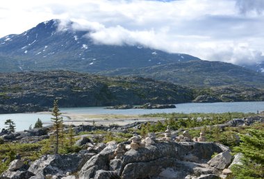 buzul Gölü alon önünde eskimo sanat formu olarak taş yığınları