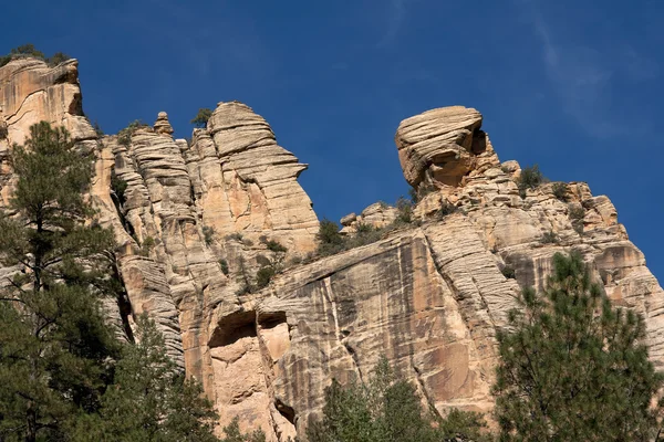 Складність форм і тріщини в НД залитої скелі біля sedon — стокове фото