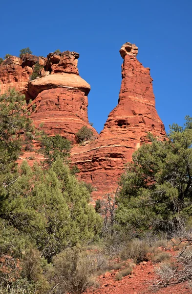 Червона скеля піки башта над скраби в пустелі, поблизу sedona. — стокове фото