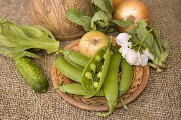 吊舱的豌豆和桌上的蔬菜 — 图库照片