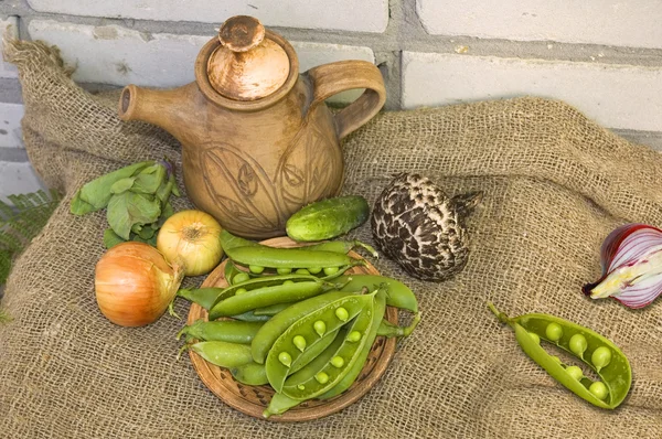エンドウ豆と野菜の古い布 — ストック写真