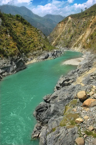 Rzeka w górskim wąwozie, Indie — Zdjęcie stockowe