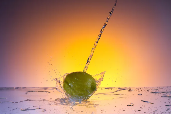 Spruzzi d'acqua di limone — Foto Stock
