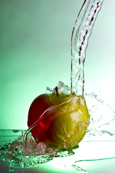 Salpicos de água da maçã — Fotografia de Stock
