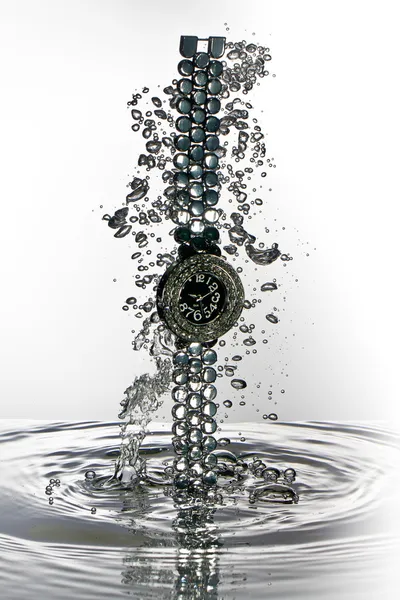 Relógio, relógio de pulso, jóias com respingo de água — Fotografia de Stock