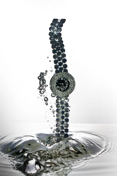 Годинник, наручний годинник, ювелірні вироби з водяними бризками — стокове фото