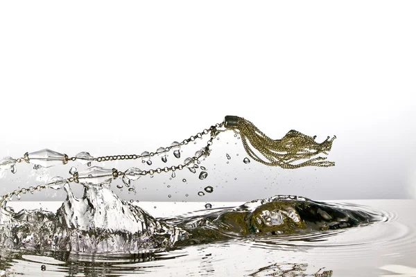 Joyería, pulsera con agua salpicada — Foto de Stock