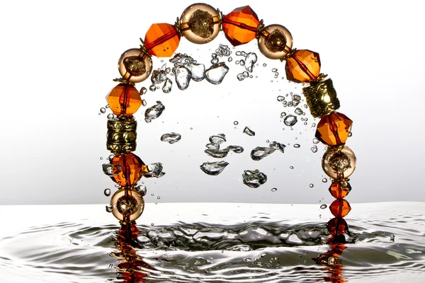 水のしぶきとのブレスレットの宝石類 — ストック写真