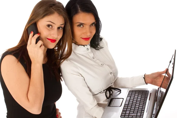 2 бизнес-женщины, работающие на ноутбуке — стоковое фото