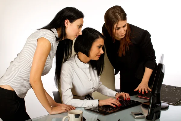 3 mulheres de negócios, secretárias trabalham juntas — Fotografia de Stock