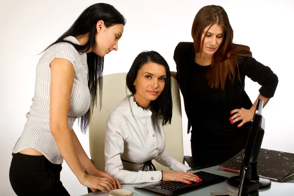 Три деловые женщины, секретарши работают вместе — стоковое фото