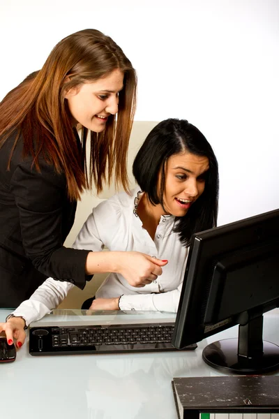 2 affärskvinnor, sekreterare arbetar på kontor — Stockfoto