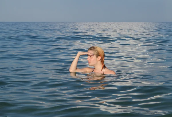 Mädchen im Meer — Stockfoto