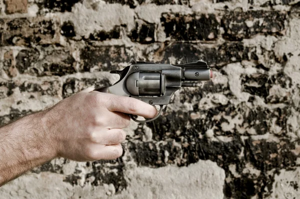 Ręki z pistoletu — Zdjęcie stockowe