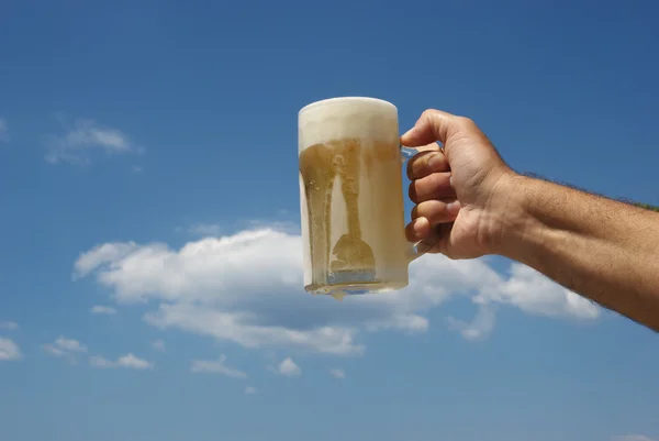 Hand with beer — Stock Photo, Image