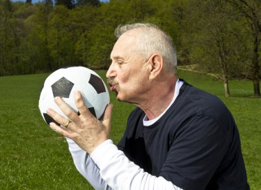 üst düzey futbol oyuncusu