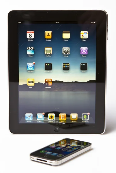Apple ipad 2 and iPhone 4S — Stock Photo, Image