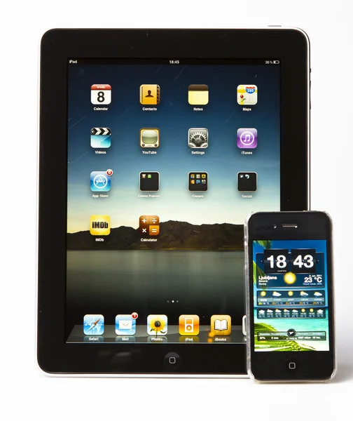 Apple ipad 2 and iPhone 4S — Stock Photo, Image