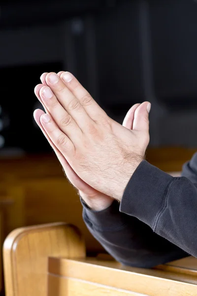 Man's handen in een gebed standpunt — Stockfoto