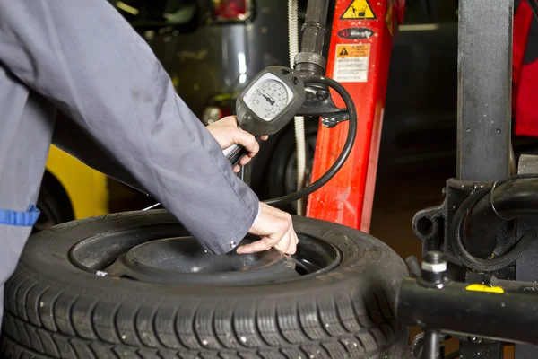 Pressão do pneu do carro — Fotografia de Stock