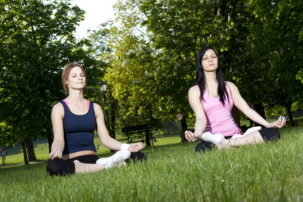 Junge Mädchen beim Yoga im Park — Stockfoto