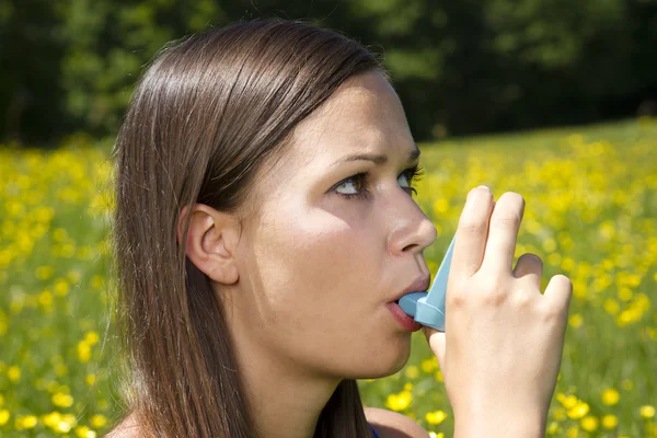 Mladá dívka s Astma inhalátor — Stock fotografie
