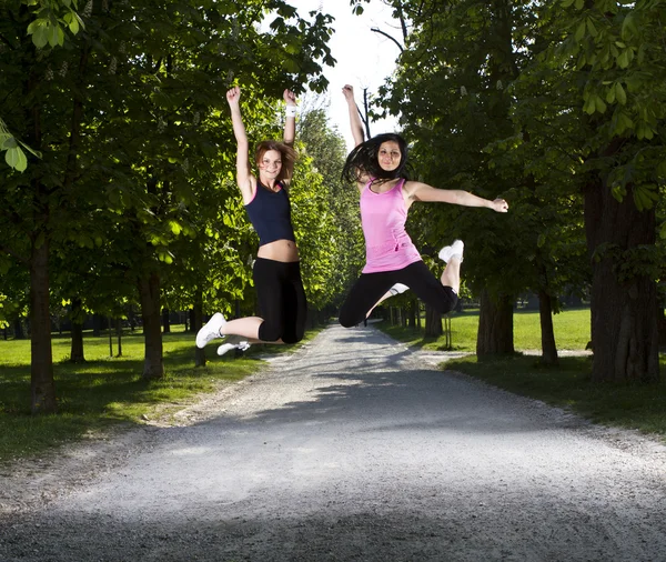 Jonge meisjes joggen in het park — Stockfoto