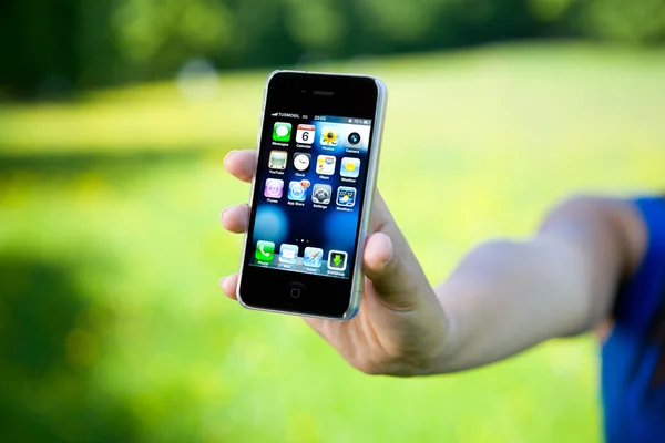 Яблочный iphone 4 — стоковое фото