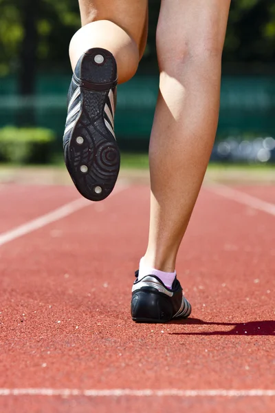 Parte posterior de la pierna de la mujer mientras corre — Foto de Stock