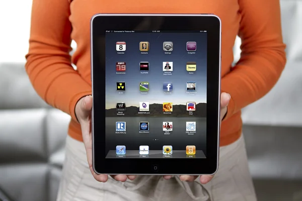 Mujer sosteniendo Apple iPad 2 — Foto de Stock